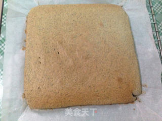 黑芝麻红薯蛋糕卷的做法步骤:12