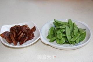 豌豆炒腊肠的做法步骤:3