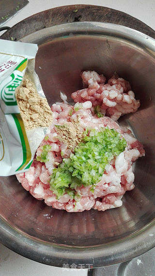 白菜猪肉水饺的做法步骤:5