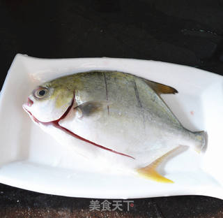 清蒸金鲳鱼的做法步骤:2