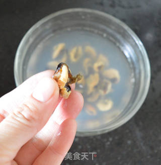 淡菜干香菇粥的做法步骤:2