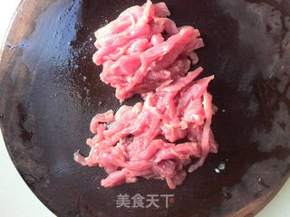 肉丝蒜黄的做法步骤:2