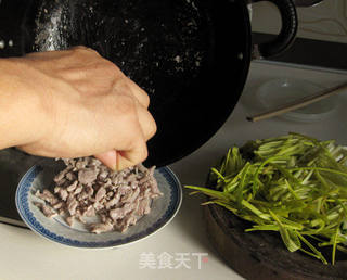 肉丝蒜黄的做法步骤:7