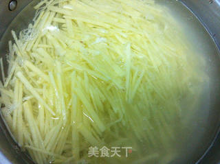酸辣土豆丝的做法步骤:2