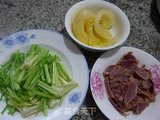 酸菜鸭胗炒芹菜的做法步骤：1