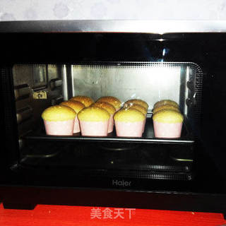 戚风纸杯蛋糕——新手也能成功的方法的做法步骤:14