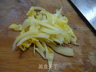 酸菜鸭胗炒芹菜的做法步骤：2