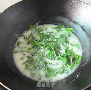 枸杞叶鲫鱼汤的做法步骤:7