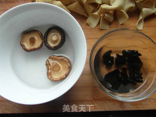菌菇烧百叶的做法步骤:3