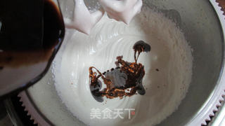 咖啡风味树桩造型蛋糕卷的做法步骤:16