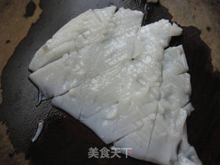 爆炒墨鱼花的做法步骤:3