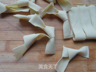 菌菇烧百叶的做法步骤:2