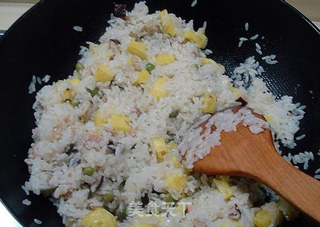 泰式菠萝海鲜炒饭的做法步骤:7