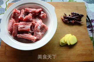 糖醋排骨的做法步骤：1