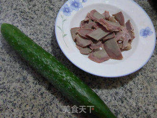 青瓜拌猪舌头的做法步骤：1