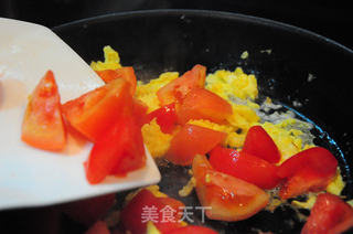 番茄炒鸡蛋--附切西红柿不流汤和去皮的方法的做法步骤:7