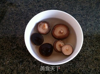 香菇粉条炒甘蓝的做法步骤:3