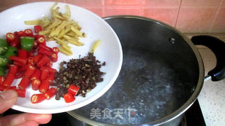 4步就能吃到的美味川菜——水煮蝴蝶虾的做法步骤：4