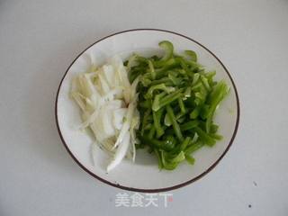 青椒肉丝的做法步骤：2