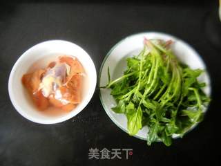 菠菜炒鸡肝的做法步骤：1