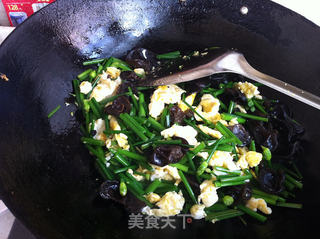 鸡蛋海米木耳炒韭苔的做法步骤:7