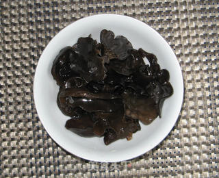 黑木耳炒巴沙鱼片的做法步骤:2