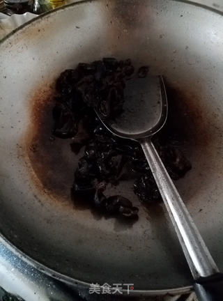 黑木耳炒巴沙鱼片的做法步骤:5