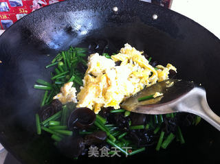 鸡蛋海米木耳炒韭苔的做法步骤:6