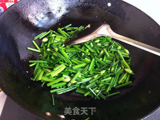 鸡蛋海米木耳炒韭苔的做法步骤:4