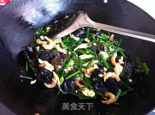 鸡蛋海米木耳炒韭苔的做法步骤:8