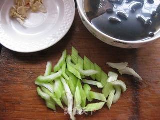 西芹百合黑木耳的做法步骤:2