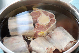 【团圆红焖牛尾】:药食互补的养生菜的做法步骤:2