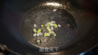 豆腐渣炒芹菜叶的做法步骤:3