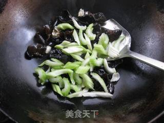 西芹百合黑木耳的做法步骤:6