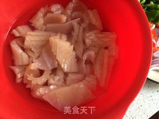 洋葱炒鱿鱼卷的做法步骤:2