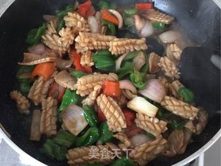洋葱炒鱿鱼卷的做法步骤:12
