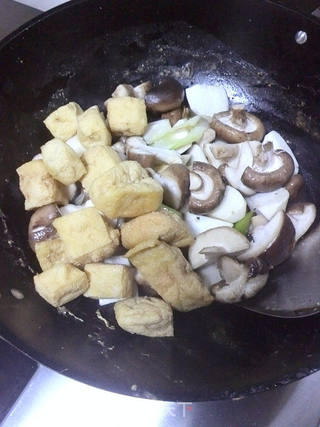 双菇烧豆腐的做法步骤:6