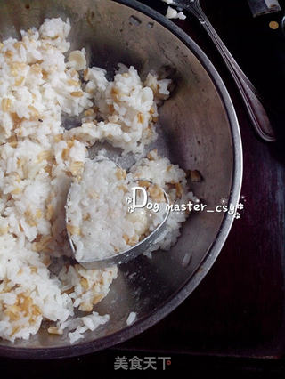 抓一团塞进口的快乐【蛋皮燕麦饭团】的做法步骤:4