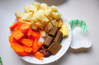 土豆咖喱牛肉--附做土豆不散的小窍门的做法步骤:2