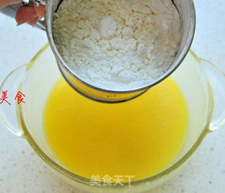 过节聚会最受欢迎的春意甜点——婉约动人的酸奶草莓蛋糕的做法步骤:3