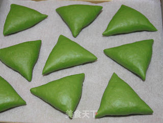 【抹茶麻糬三角包】:属于春天的面包的做法步骤:17