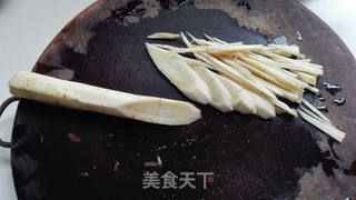 凉拌牛蒡三丝的做法步骤:2