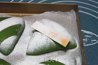 【抹茶麻糬三角包】:属于春天的面包的做法步骤:19