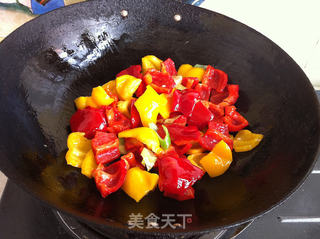 木耳腐竹炒彩椒的做法步骤:6