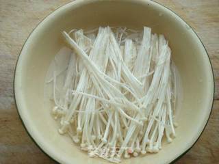 金针菇肥牛煲的做法步骤:2
