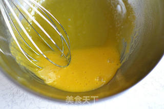 松软嫩爽、香甜可口的戚风蛋糕的做法步骤:2
