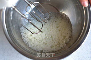 松软嫩爽、香甜可口的戚风蛋糕的做法步骤:6