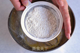 松软嫩爽、香甜可口的戚风蛋糕的做法步骤:4