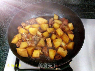 话梅排骨焖土豆的做法步骤:11