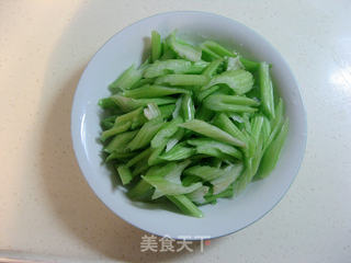 香肠炒芹菜的做法步骤:2